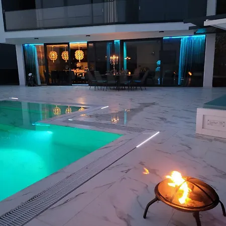 Hb With Heated Pool And Hot Tub Villa